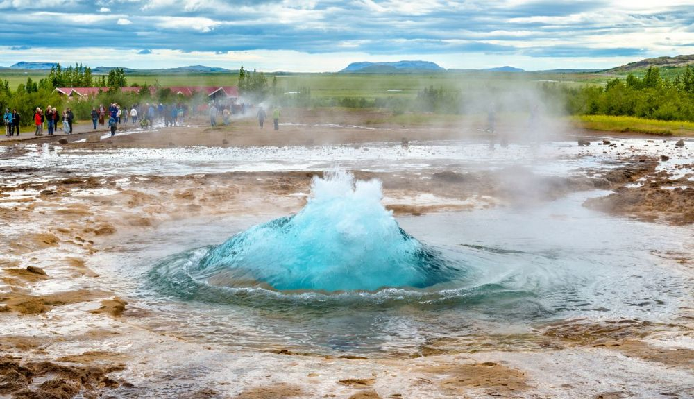 Géiser de Strokkur a punto de entrar en erupción. Géiser de Strokkur a punto de entrar en erupción.