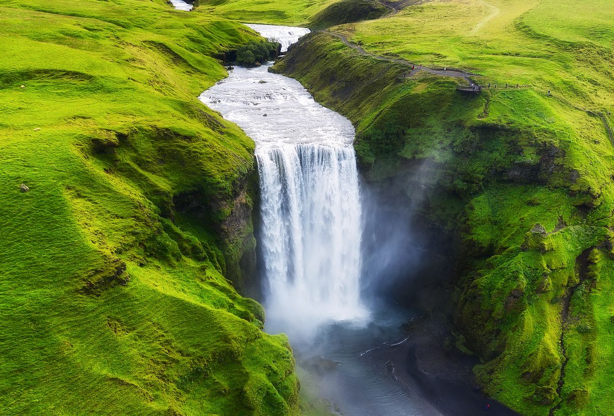 Islandia pide a sus turistas que se comprometan con el entorno. En la foto, vista aérea de la cascada Skogafoss.
