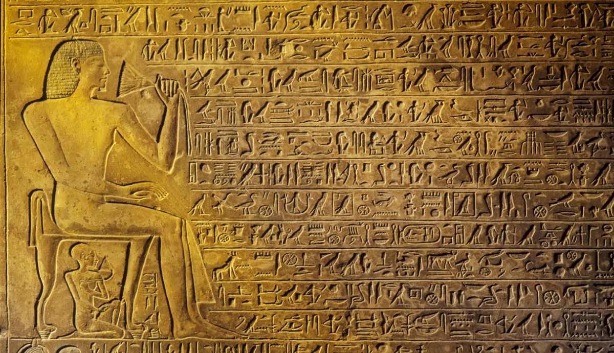 Los jeroglíficos egipcios se pudieron descifrar gracias a la piedra Rosetta.