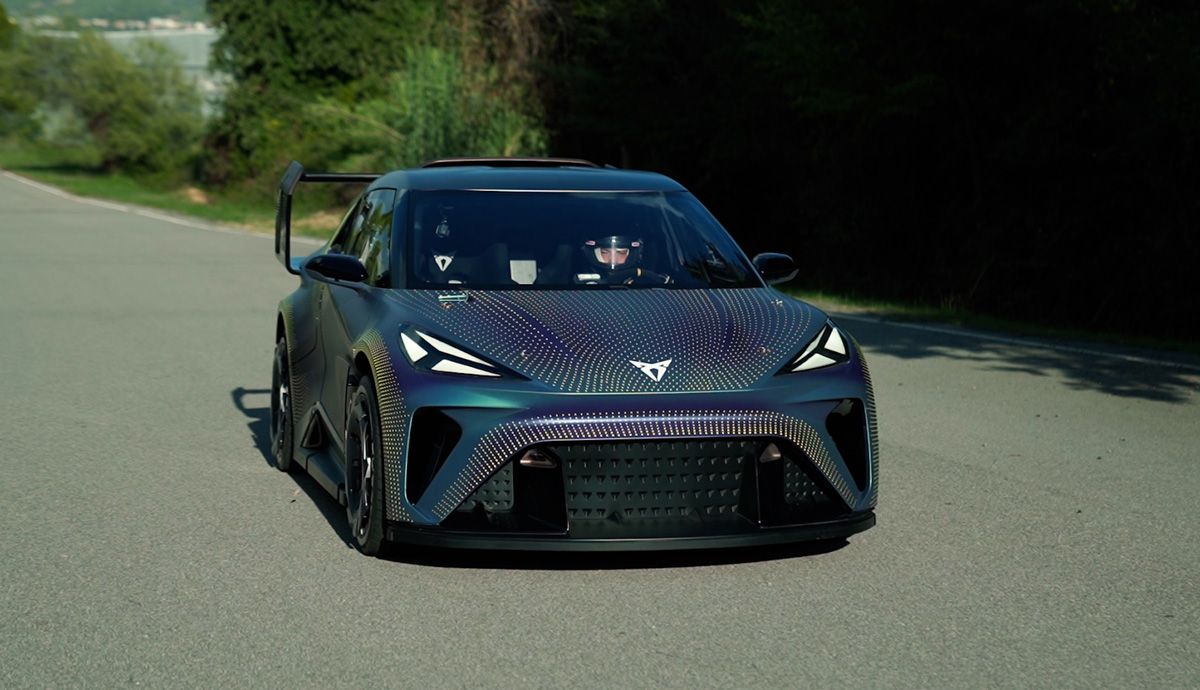 El Cupra UrbanRebel Concept, en movimiento en circuito.
