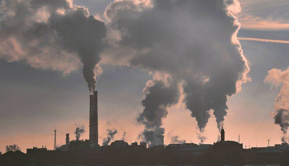 Las centrales eléctricas contribuyen al calentamiento global a través de sus emisiones de gases efecto invernadero. Las centrales eléctricas contribuyen al calentamiento global a través de sus emisiones de gases efecto invernadero.