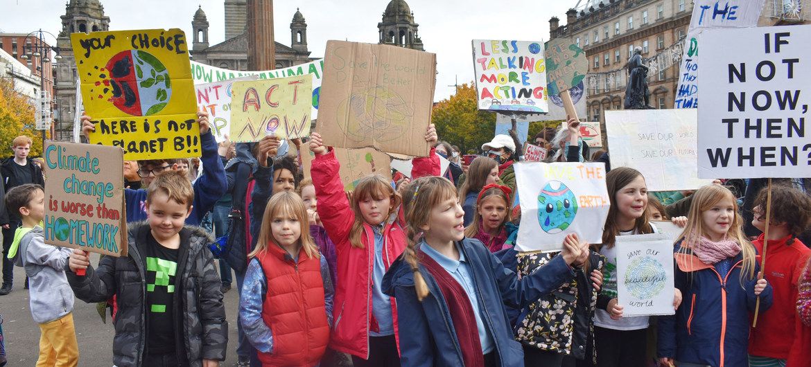Jóvenes activistas del medio ambiente se manifiestan durante la Conferencia sobre el Clima COP26 en Glasgow, Escocia.