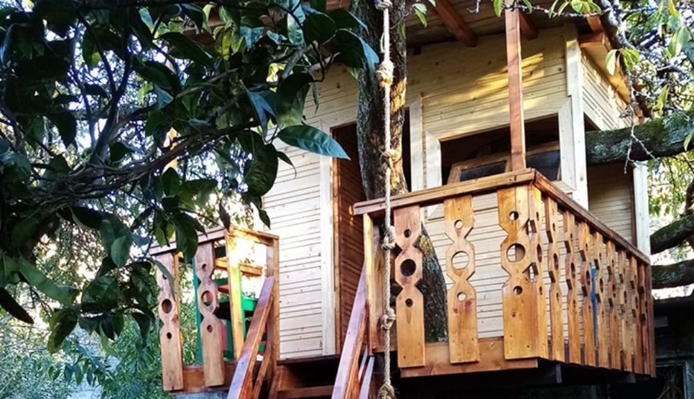 La cabaña del tío Víctor es una cabaña de madera realizada sobre un árbol que plantó él mismo hace 50 años