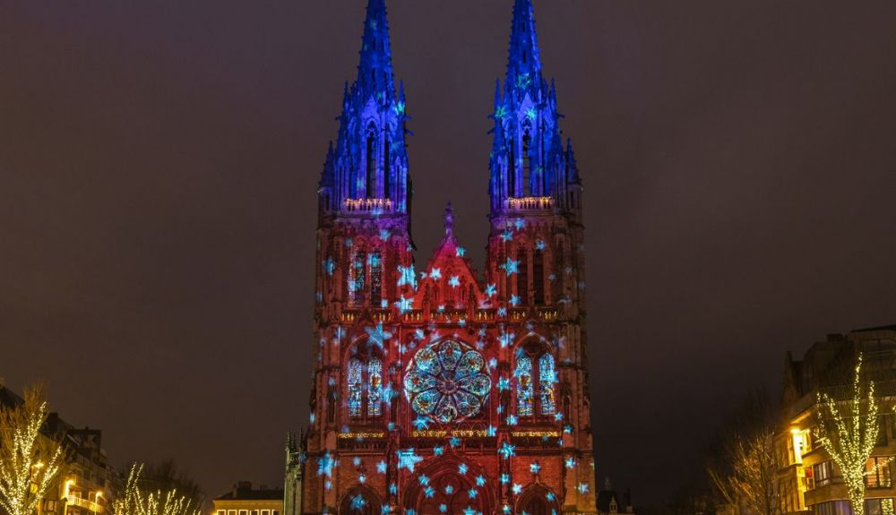 La iglesia de San Pedro y san Pablo de Ostende iluminada en Navidad. La iglesia de San Pedro y san Pablo de Ostende iluminada en Navidad.