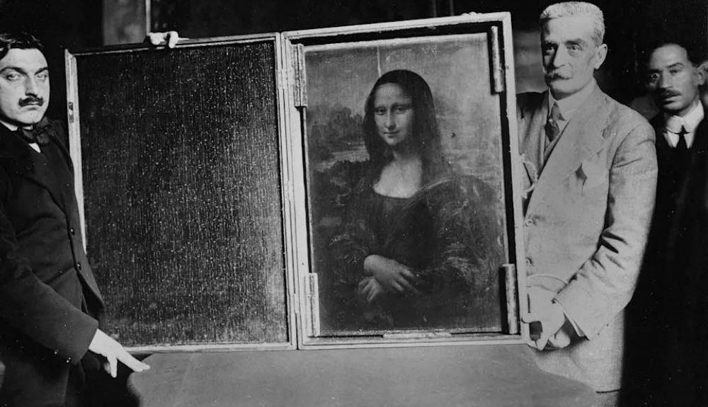 Dos hombres llevan la Mona Lisa al museo del Louvre en París el 4 de enero de 1914, poco más de dos años después de que Vincenzo Peruggia la robara. Dos hombres llevan la Mona Lisa al museo del Louvre en París el 4 de enero de 1914, poco más de dos años después de que Vincenzo Peruggia la robara.