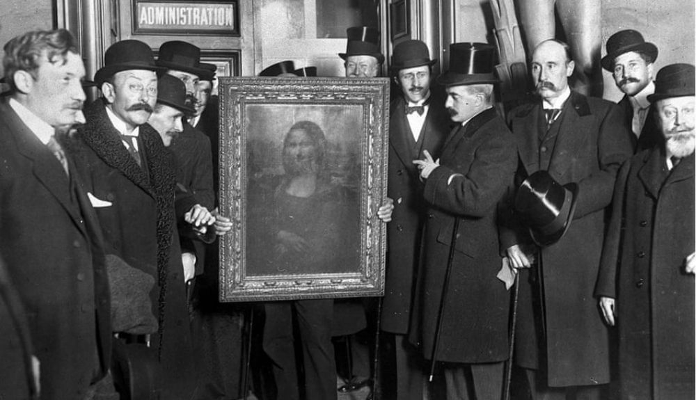 La gente se reúne alrededor de la Mona Lisa a su regreso a París, Francia, después de que Vincenzo Peruggia la robara del Louvre en 1911. La gente se reúne alrededor de la Mona Lisa a su regreso a París, Francia, después de que Vincenzo Peruggia la robara del Louvre en 1911.