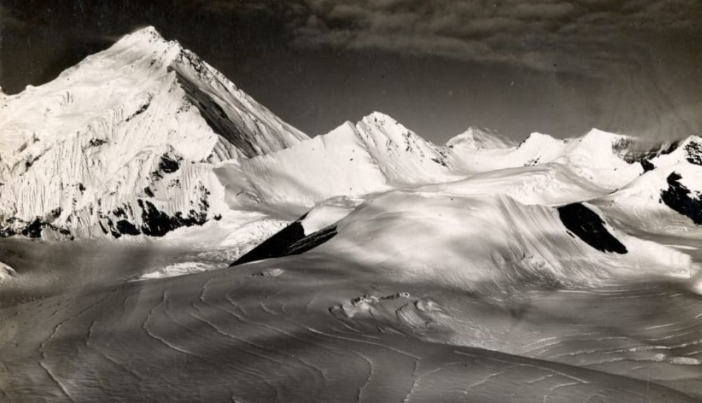 Los escaladores se acercaron al Everest desde el lado norte. Los escaladores se acercaron al Everest desde el lado norte.