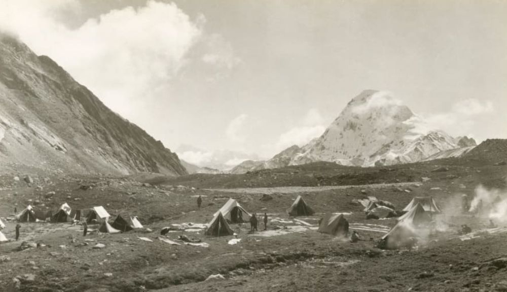 Campamento base avanzado de la primera expedición al Everest. Campamento base avanzado de la primera expedición al Everest.