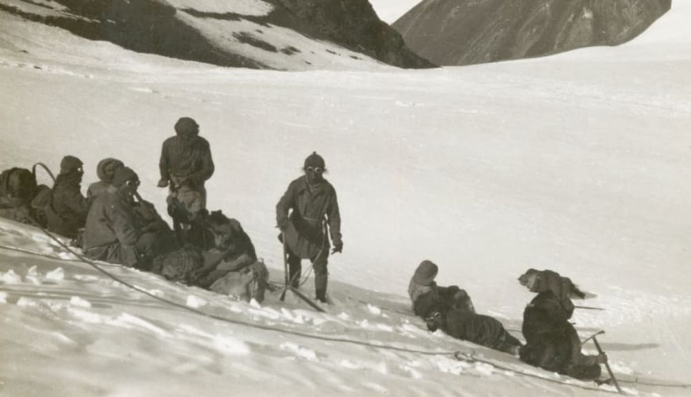 Los miembros de la expedición, descansando en la nieve. Los miembros de la expedición, descansando en la nieve.
