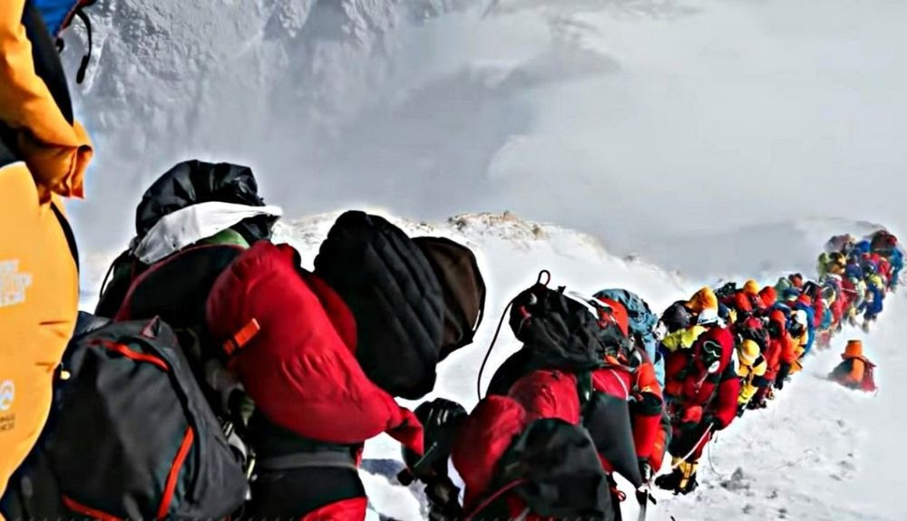Fotografía reciente, donde se puede apreciar el hacinamiento para subir al Everest. Fotografía reciente, donde se puede apreciar el hacinamiento para subir al Everest.