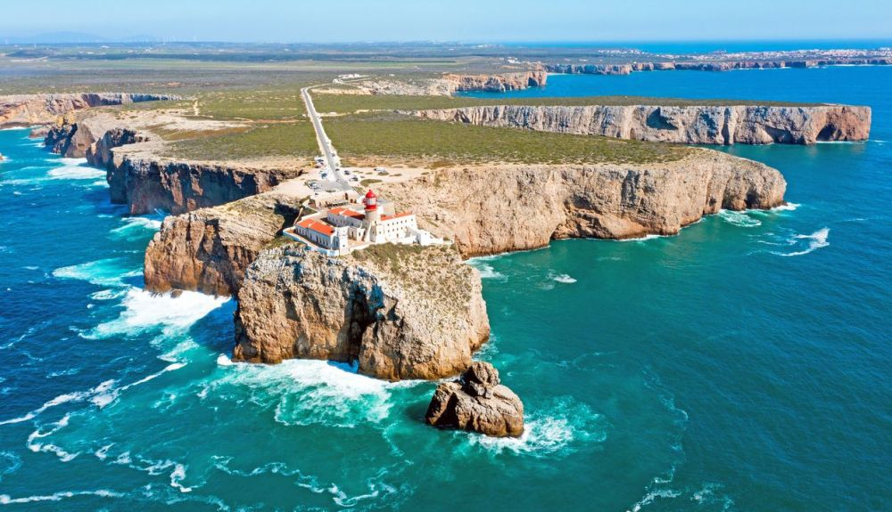 Faro del Cabo Vicente, en el Algarve, en Portugal Faro del Cabo Vicente, en el Algarve, en Portugal