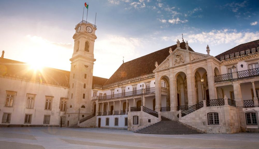 La Universidad de Coimbra es una histórica universidad europea. La Universidad de Coimbra es una histórica universidad europea.