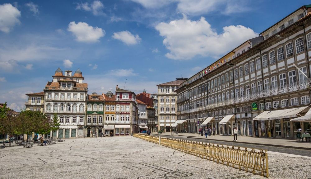Plaza de Toural, en el centro de Guimaraes. Plaza de Toural, en el centro de Guimaraes.