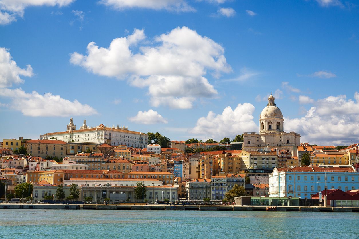 Portugal tiene sitios maravillosos. Hermosa vista de Lisboa desde el río Tajo.