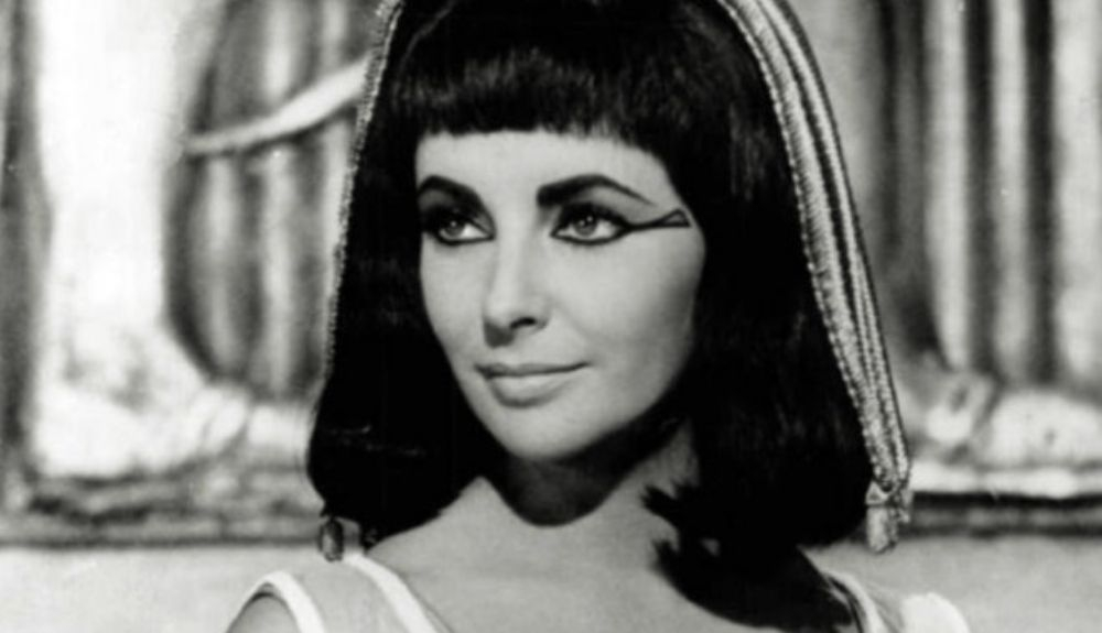 Elizabeth Taylor interpretó en 1963 a Cleopatra como una mujer fatal bochornosa y sensual. Elizabeth Taylor interpretó en 1963 a Cleopatra como una mujer fatal bochornosa y sensual.
