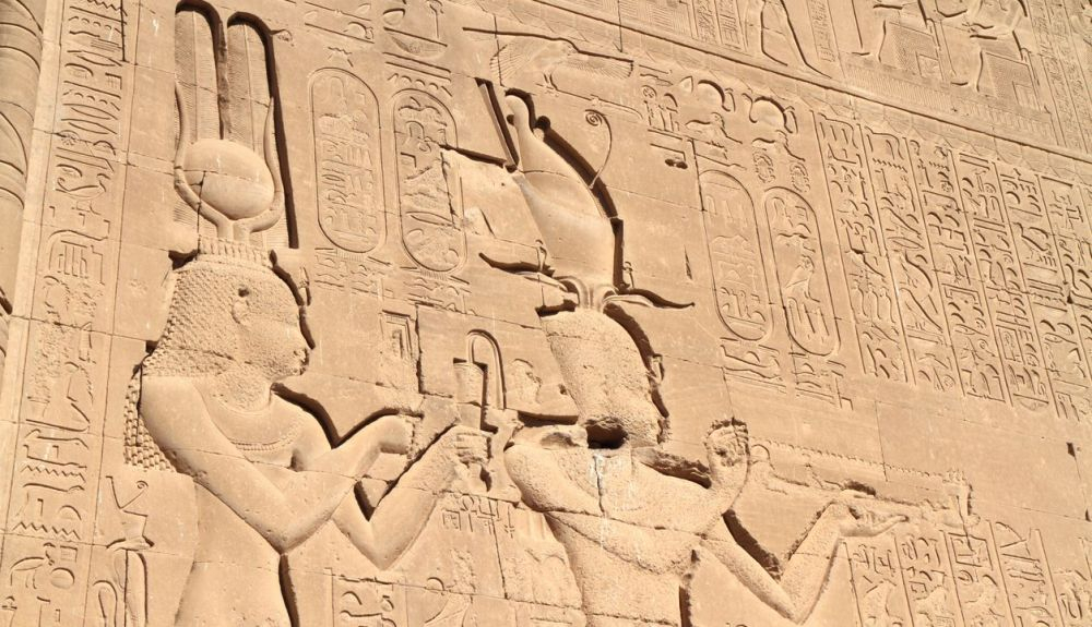 Relieve de Cleopatra y su hijo decora la pared sur del templo de Hathor, en Dendera, Egipto. Relieve de Cleopatra y su hijo decora la pared sur del templo de Hathor, en Dendera, Egipto.