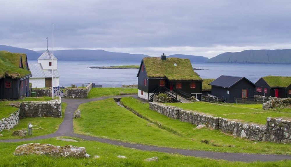 Las casas con césped en el techo son típicas de las Islas Feroe. Las casas con césped en el techo son típicas de las Islas Feroe.