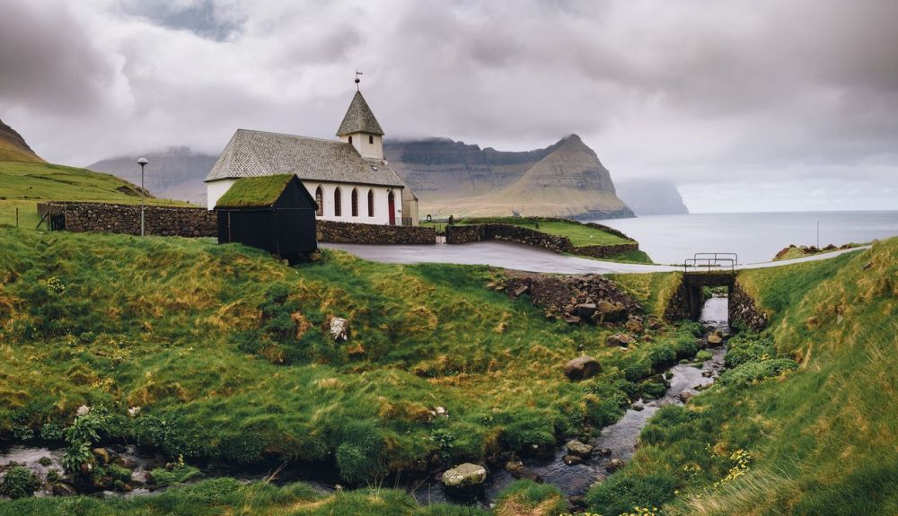 Las Islas Feroe tienen un clima lluvioso. Las Islas Feroe tienen un clima lluvioso.