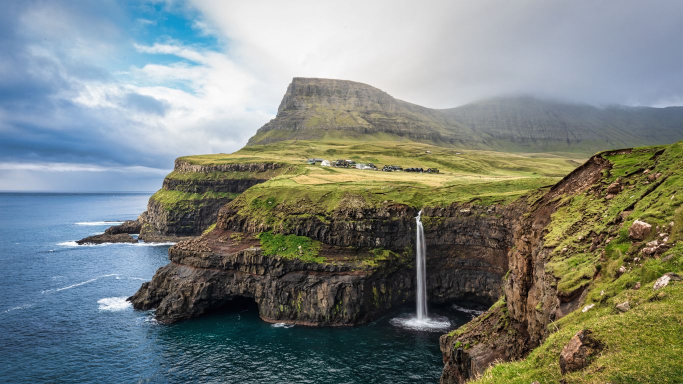 Cascada de Múlafossur y pueblo de Gasadalur en la isla de Vágar, en las Islas Feroe.