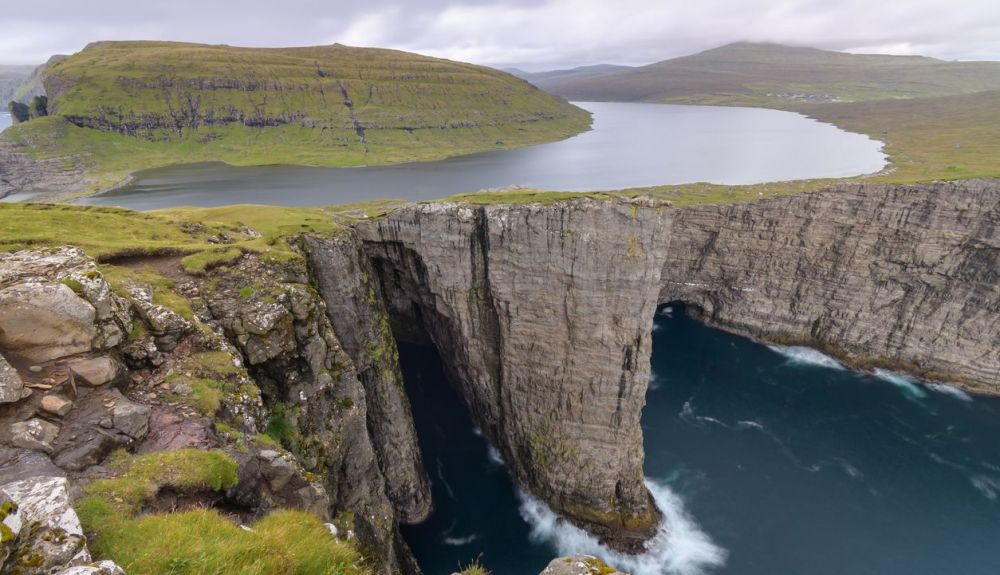 Sørvágsvatn, el lago que parece estar suspendido sobre el océano. Sørvágsvatn, el lago que parece estar suspendido sobre el océano.