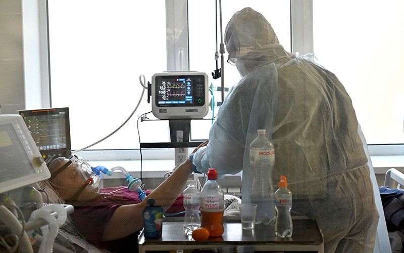 Los medicamentos antivirales molnupiravir y Paxlovid pueden reducir las hospitalizaciones por COVID 19 cuando las personas son tratadas poco después de infectarse con el coronavirus.