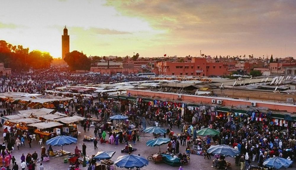 Vista de plaza de Djemma el fna, la entrada a la Medina de Marrakech. Vista de plaza de Djemma el fna, la entrada a la Medina de Marrakech.