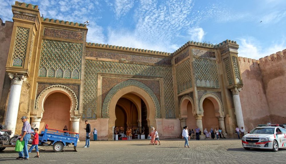 Bab al Mansour es la puerta de la ciudad que conduce a la medina. Bab al Mansour es la puerta de la ciudad que conduce a la medina.