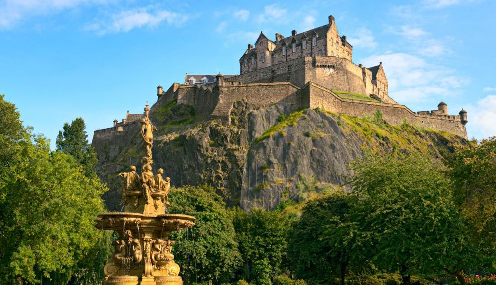 El Castillo de Edimburgo se encuentra encaramado en lo más alto de Castle Rock. El Castillo de Edimburgo se encuentra encaramado en lo más alto de Castle Rock.