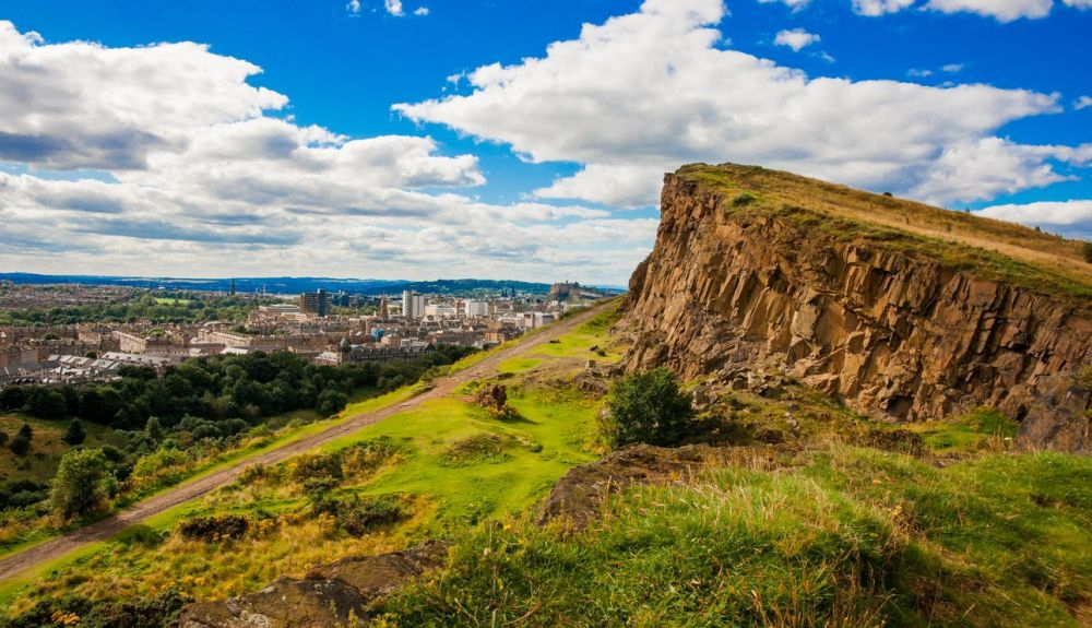 Muy por encima de la ciudad de Edimburgo se alza Salisbury Crags, parte de una formación volcánica de varios millones de años conocida como Arthurs Sea Muy por encima de la ciudad de Edimburgo se alza Salisbury Crags, parte de una formación volcánica de varios millones de años conocida como Arthurs Sea