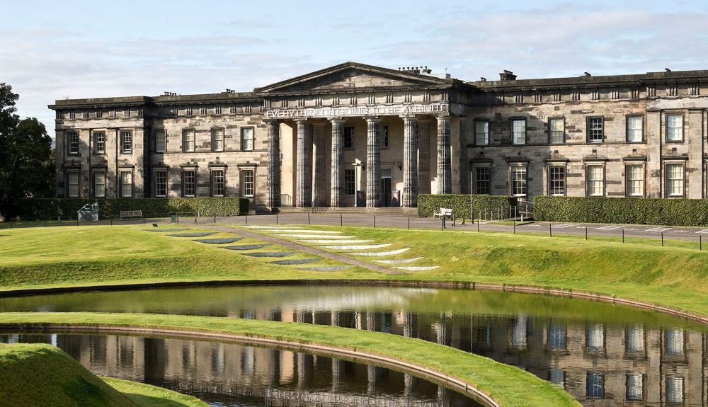 La Galería Nacional de Arte Moderno de Edimburgo está compuesta por dos edificios impresionantes. La Galería Nacional de Arte Moderno de Edimburgo está compuesta por dos edificios impresionantes.