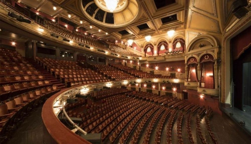 Muchos artistas famosos han pisado el escenario del Festival Theatre. Muchos artistas famosos han pisado el escenario del Festival Theatre.