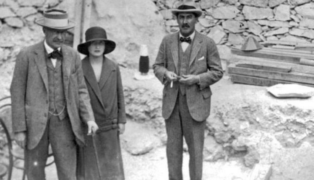 Howard Carter, Lord Carnarvon y su hija en los escalones que conducen a la tumba de Tutankamón. Howard Carter, Lord Carnarvon y su hija en los escalones que conducen a la tumba de Tutankamón.