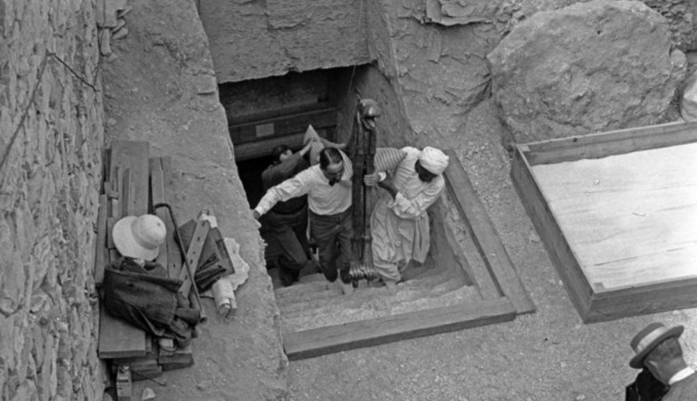 Howard Carter, sacando el tesoro de la tumba de Tutankamón. Howard Carter, sacando el tesoro de la tumba de Tutankamón.