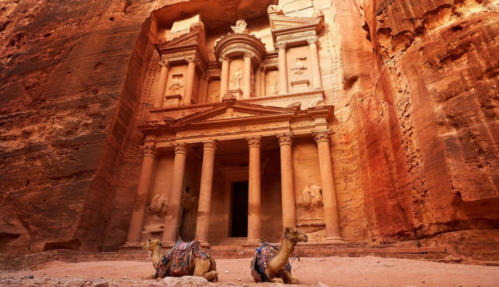 El explorador alemán Burckhardt fue quien descubrió la ciudad perdida de Petra. El explorador alemán Burckhardt fue quien descubrió la ciudad perdida de Petra.