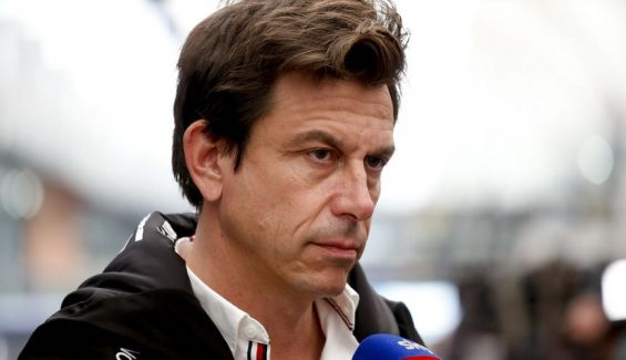 Cara de pocos amigos de Toto Wolff en el paddock de sao Paulo