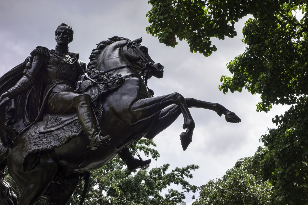 Estatua de bronce de Simón Bolívar en Caracas.