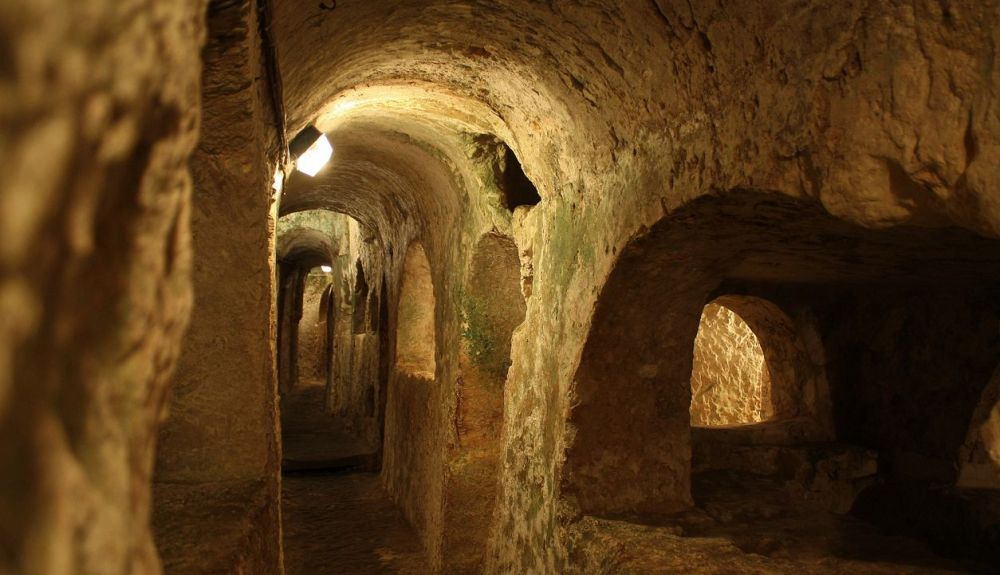 En el suelo de la isla de Malta, existe un laberinto de catacumbas. En el suelo de la isla de Malta, existe un laberinto de catacumbas.