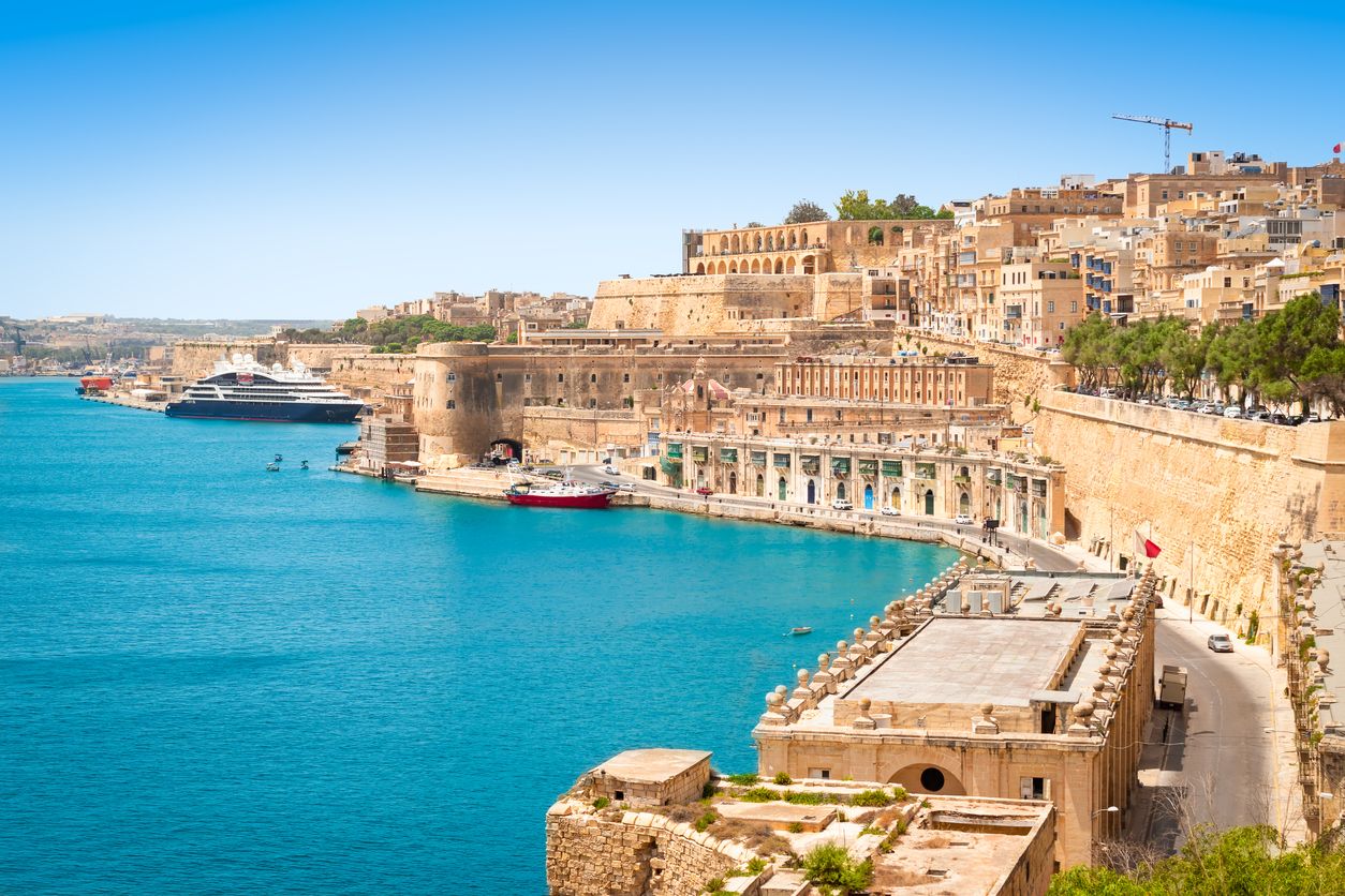 Hermoso paisaje y murallas defensivas medievales alrededor de La Valeta en Malta.