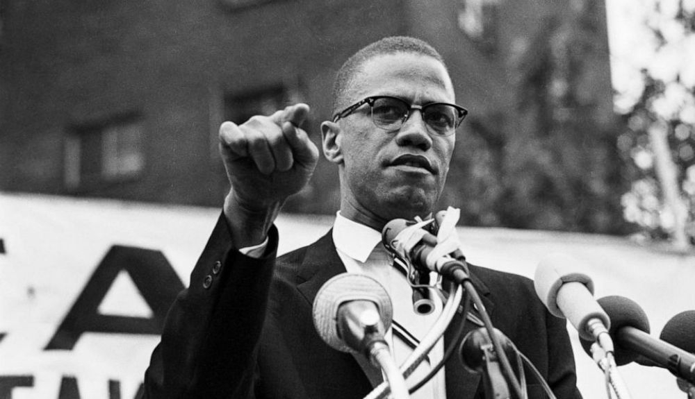 Malcom X, durante un mitin. Malcom X, durante un mitin.