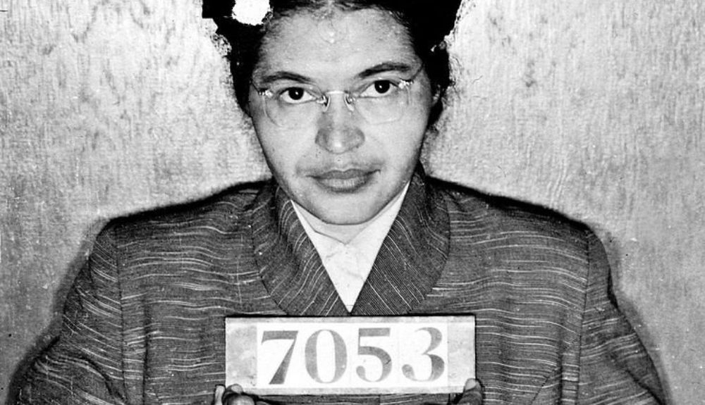 Fotografía de la ficha policíal de Rosa Parks. Fotografía de la ficha policíal de Rosa Parks.