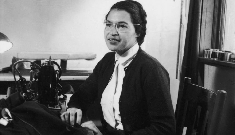 Rosa Parks fue arrestrada porque se negó a ceder su asiento a un pasajero blanco.
