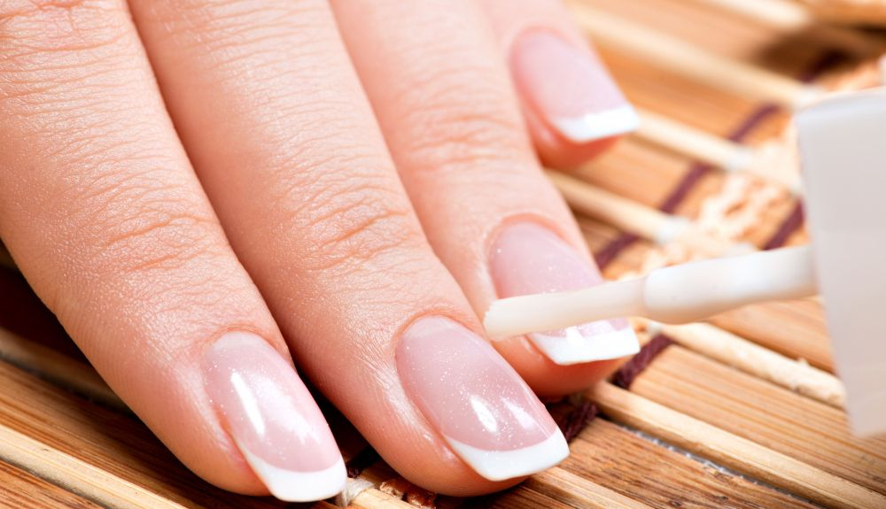 El uso de excesivo esmalte puede provocar que las uñas se vuelvan amarillas. El uso de excesivo esmalte puede provocar que las uñas se vuelvan amarillas.
