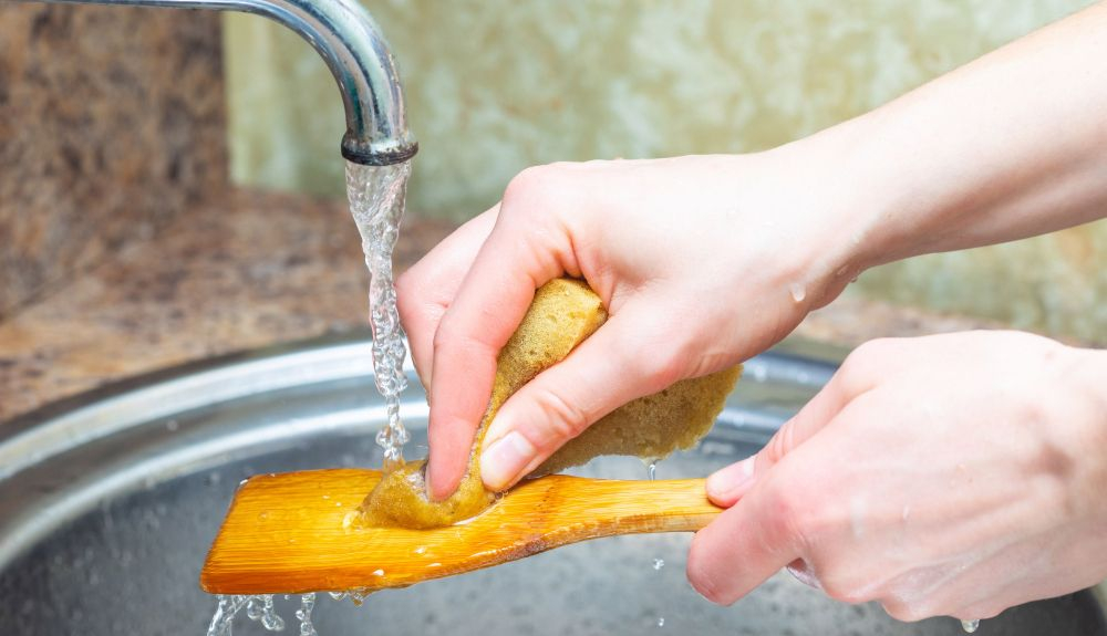 La limpieza se debe realizar con guantes para preservar las uñas. La limpieza se debe realizar con guantes para preservar las uñas.