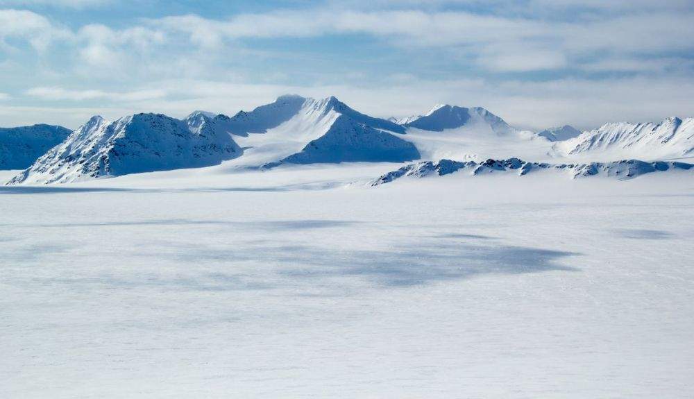 Se han observado grietas en el hielo de esta zona del Ártico.