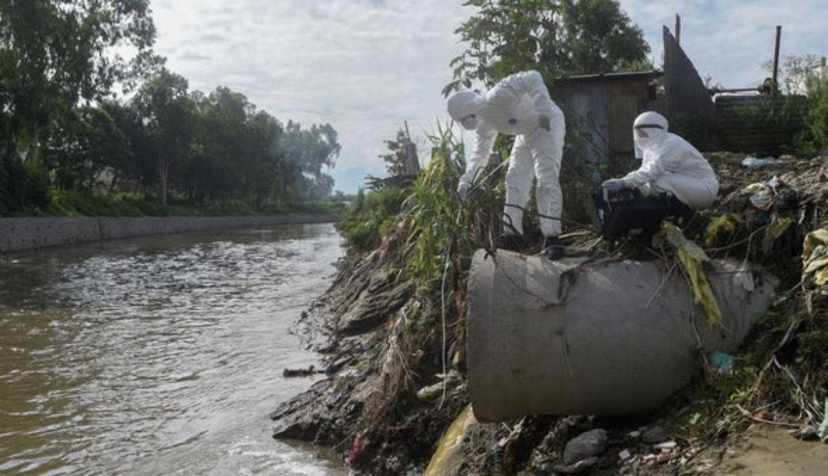 Investigadores recolectan muestras de una tubería que vierte aguas residuales crudas en el río Manohar, en Nepal.