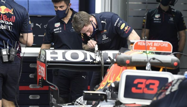 Mecánicos de Red Bull trabajando en el DRS de Max Verstappen