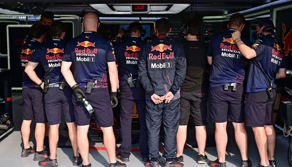 Los mecánicos de Red Bull han tenido mucho trabajo con los alerones traseros Los mecánicos de Red Bull han tenido mucho trabajo con los alerones traseros