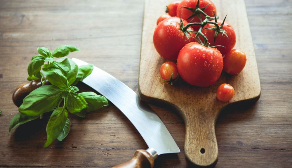 El tomate es un ingrediente esencial en la dieta mediterránea. El tomate es un ingrediente esencial en la dieta mediterránea.