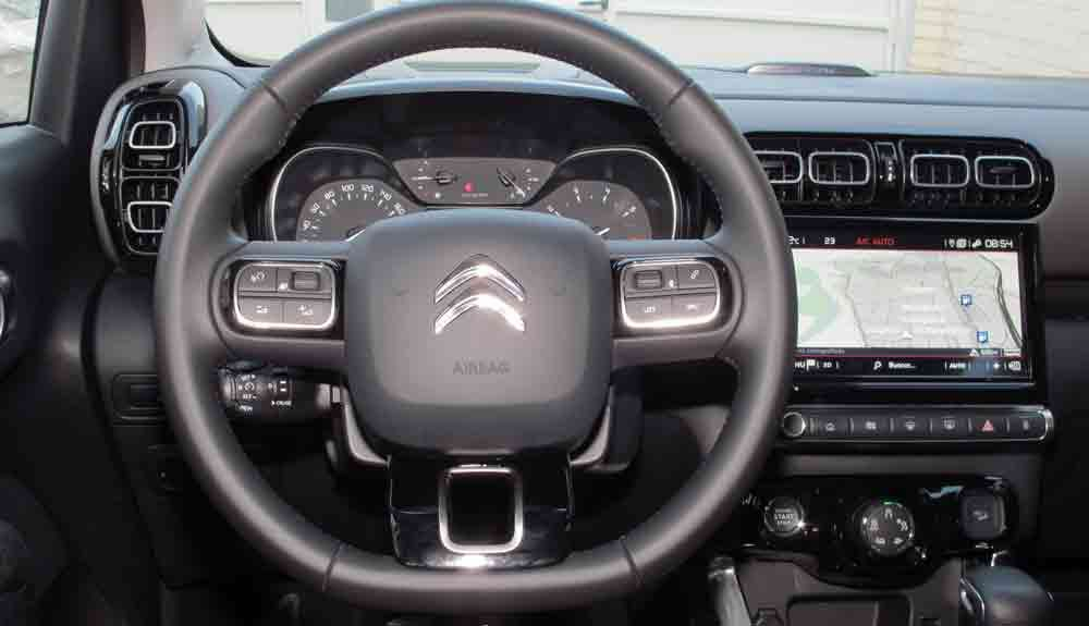 Citroën C3 Aircross. Instrumentación bien legible y un volante multifunción poco invasivo definen el puesto de conducción. Foto O.D. Citroën C3 Aircross. Instrumentación bien legible y un volante multifunción poco invasivo definen el puesto de conducción. Foto O.D.