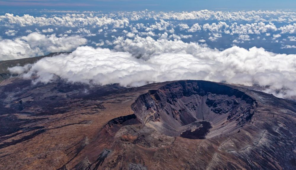 Vista aérea del volcán Pitón de la Fournaise en La Reunión. Vista aérea del volcán Pitón de la Fournaise en La Reunión.